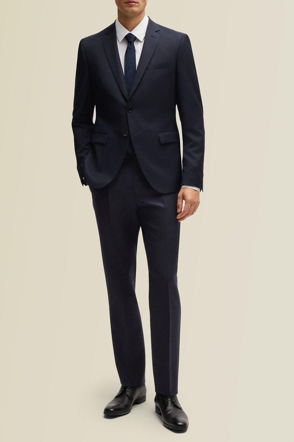 תמונת כל הלוק של מכנסיים מחויטים